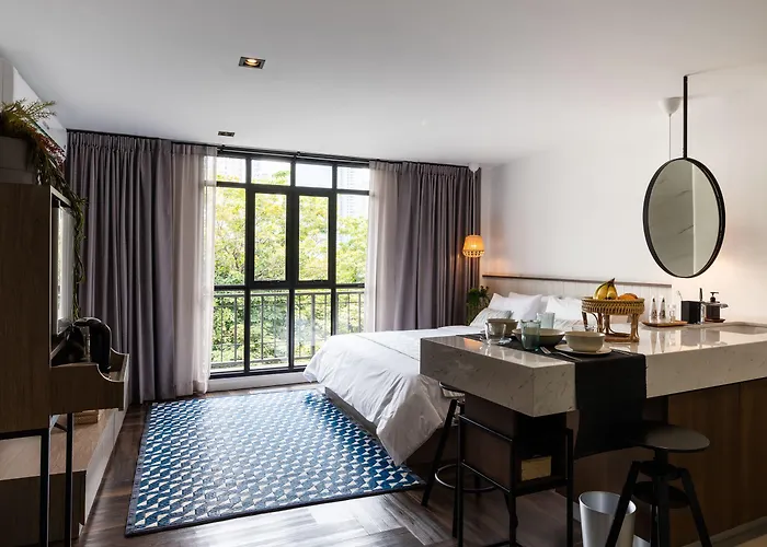بيت شباب Warm Window Silom