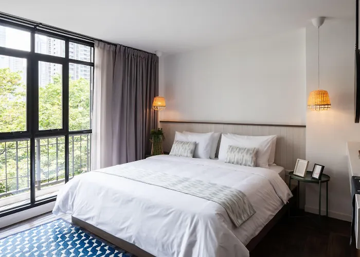 Warm Window Silom بيت شباب *